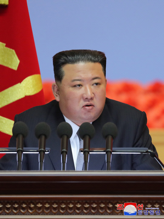 북한 조선중앙통신은 7일 지난 2일부터 6일까지 평양 4ㆍ25문화회관에서 '각급 당위원회 조직부 당생활지도부문일군(간부) 특별강습회'가 열렸다고 보도했다. 김정은 북한 국무위원장이 노동당원들의 조직생활 통제를 전담하는 당 간부 특별강습회를 열어 강력한 기강 단속에 나선 것으로 풀이된다. 조선중앙통신=연합뉴스.